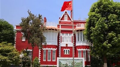 السفير الصيني يمنح طفلة مصرية جائزة بعد فوزها بمسابقة 