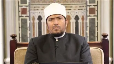 ما حكم الرد على الهاتف أثناء الطواف؟.. أستاذ الفتوي بالأزهر يجيب 