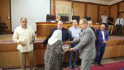 محافظ كفر الشيخ يسلم 29 عقد تقنين للمواطنين بإجمالي 928 عقدا