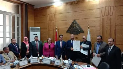 رئيس جامعة بنها يتسلم الشهادات المعتمدة للجودة والسلامة والصحة المهنية