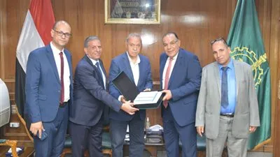 محافظ القليوبية يستقبل أعضاء البنك الزراعي للتبرع لصالح الأسر الأكثر احتياجا 