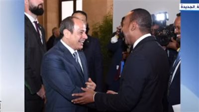 بالصور.. الرئيس السيسي يصافح رئيس الوزراء الإثيوبي آبي أحمد في باريس