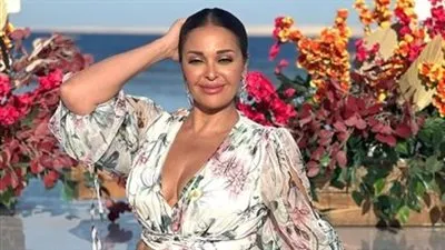 داليا البحيري تبرز مفاتنها بفستان شفاف عبر 