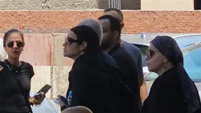 أروى جودة تمنع التصوير في تشيع جنازة والدها 