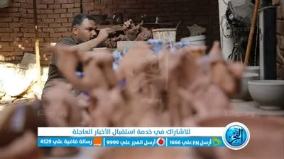 العم درويش.. أنامل ذهبية تحول الطين إلى تحف فنية (صور)