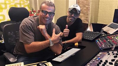 خاص.. من داخل الاستوديو عمرو دياب يستمع إلى 