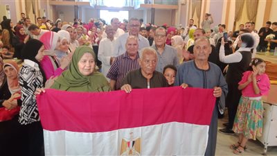 طلاب قرية بطا ببنها ينظمون ممرا شرفيا لتكريم المعلمين المحالين للمعاش والمتوفين