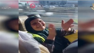 شاهد.. فيديو مبهج لسيدة أثناء انتقالها لتأدية مناسك الحج