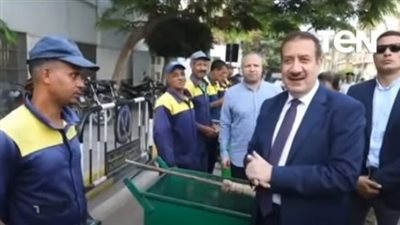 محافظ المنوفية يوزع بونات مواد غذائية ولحوم على عمال النظافة (فيديو)