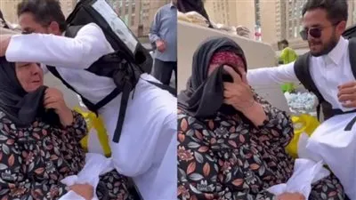 مسنة مصرية تجتمع مع شبيه ابنها المتوفي في مكة المكرمة (فيديو)