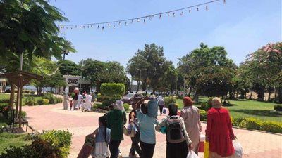 شاهد.. توافد المواطنين على حدائق القناطر في ثالث أيام العيد (صور)