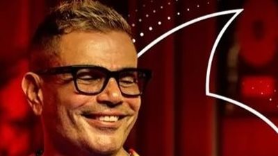 خاص.. عمرو دياب يعود من فرنسا لإستكمال أعماله الغنائية.. وإحدى شركات الاتصالات تضع بوسترات إعلانه الجديد بشوارع القاهرة