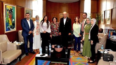 طلاب علاقات عامة وإعلام حلوان يطلقون حملات توعية عن التنمية المستدامة والهيدروجين الأخضر