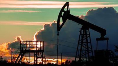 النفط يرتفع 2% مع تقييم السوق لتأثير خفض الإنتاج الطوعي