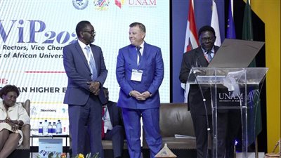 رئيس جامعة عين شمس يحصل علي جائزة سفير التعليم العالي بشمال إفريقيا