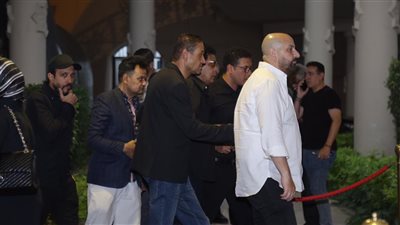 من السفر للعزاء.. وصول محمد منير عزاء علاء عبد الخالق (فيديو وصور)