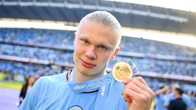 هالاند يسخر من برشلونة في حفل زفاف زميله لابورت