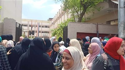 فرحة بين طلاب الثانوية العامة بالمنصورة لسهولة امتحان اللغة الإنجليزية