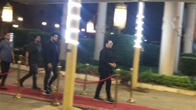 إيهاب توفيق يصل عزاء الفنان الراحل علاء عبد الخالق (صور)