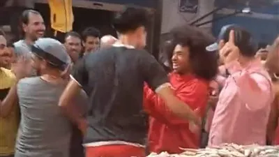 نويل روبيسون يرقص على نغمات السمسمية على شاطئ بورسعيد