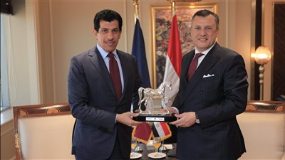مباحثات بين مصر وقطر لدفع حركة السياحية.. وتبادل للهدايا التذكارية (صور) 