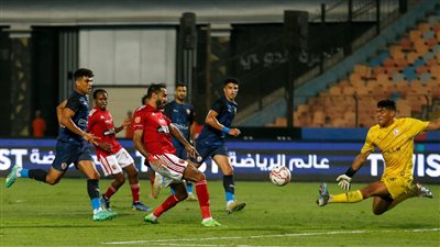 الأهلي يضرب الزمالك بثلاثية بيضاء في الشوط الأول من قمة الدوري المصري
