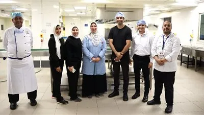 في زيارة إنسانية.. أحمد الشامي يقدم الدعم المعنوى للأطفال في مستشفى الناس 