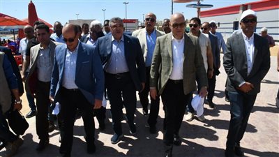 وزير الإسكان ومحافظ البحر الأحمر يتفقدان مشروعى تطوير الممشى السياحى لمدينة الغردقة