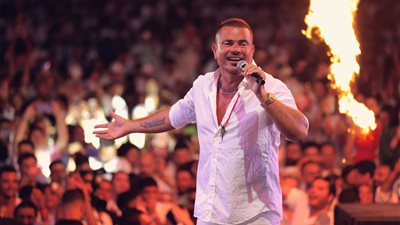 عمرو دياب يتألق في أولى حفلاته لصيف ٢٠٢٣ بالساحل الشمالي