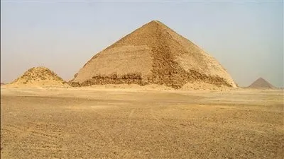 الأعلى للآثار يكشف حقيقة سقوط جزء من الهرم المنحني: 