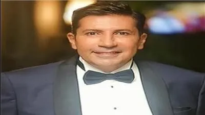 هاني رمزي يصل عزاء والدة الإعلامي تامر أمين