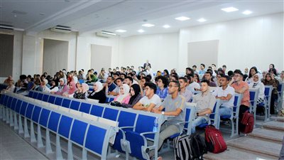 نائب رئيس جامعة المنصورة يرحب بطلاب برنامج المنح الجامعية