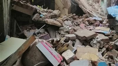 ننشر صور انهيار عقار في حدائق القبة