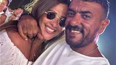 ياسمين عبد العزيز تغازل زوجها أحمد العوضي 