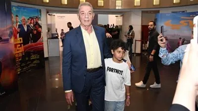 محمود حميدة يصطحب حفيده للعرض الخاص لفيلم 