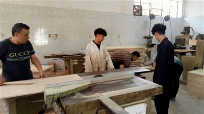 طلاب مدارس التعليم الفني بالجيزة تصنع الديسكات والزي المدرسي (صور) 