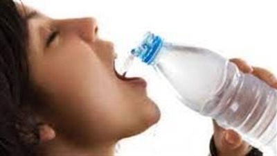 أستاذ طب وقائي يُحذر من خطورة تناول المياه الباردة بهذه الحالة (فيديو)