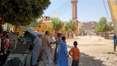 تركيب أعمدة إنارة بقرية أبو مناع غرب بدشنا ضمن «حياة كريمة»