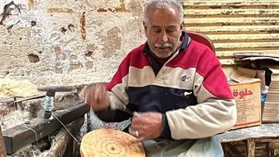 حواري الإسكندرية شاهدة على التاريخ.. عم محمد رغم فقد البصر أشهر صانع فُرش يدوية في مصر