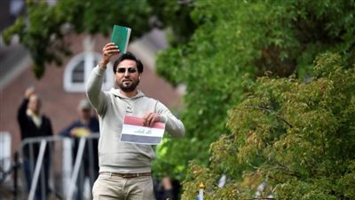 سلوان موميكا يحرق المصحف مجددا والشرطة تعتقل شخصا حاول منعه