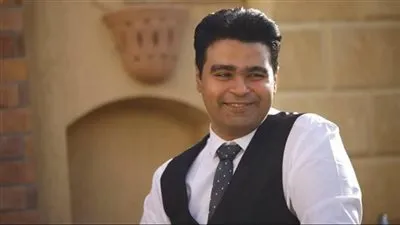 الحزن يسيطر على إسلام إبراهيم بعد وفاة والدته وتشيع جثمانها