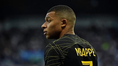 ما هي حقيقة مفاوضات برشلونة مع باريس سان جيرمان لضم مبابي؟