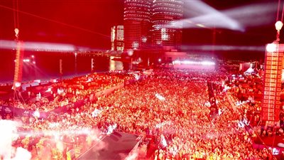 وسط أعلى حضور جماهيري.. تامر حسني يطير ٤٠ مترًا في افتتاحية حفله الكبير الخاص بمهرجان العلمين (صور)