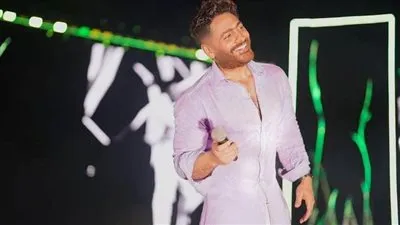 طار علي ارتفاع ٤٠ متر.. كواليس دخول تامر حسني حفل العلمين الجديدة