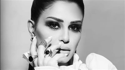 بهذه الكلمات.. منة فضالي تواسي مي كساب في وفاة والدها 