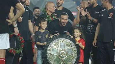 الأهلي يكشف حقيقة رحيل علي معلول عن الفريق 