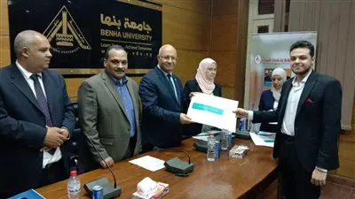 رئيس جامعة بنها يسلم شهادات مبادرة تأهيل الشباب لسوق العمل (صور) 