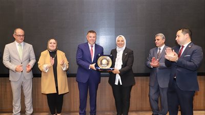 قطاع شؤون خدمة المجتمع وتنمية البيئة يكّرم رئيس جامعة عين شمس