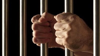 5 آلاف قرص مخدر وعملات.. استمرار حبس 5 متهمين من بينهم أجانب 