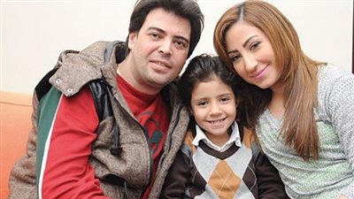 الخيانة سبب انفصالهما.. ما لا تعرفه عن طليق المطربة بوسي